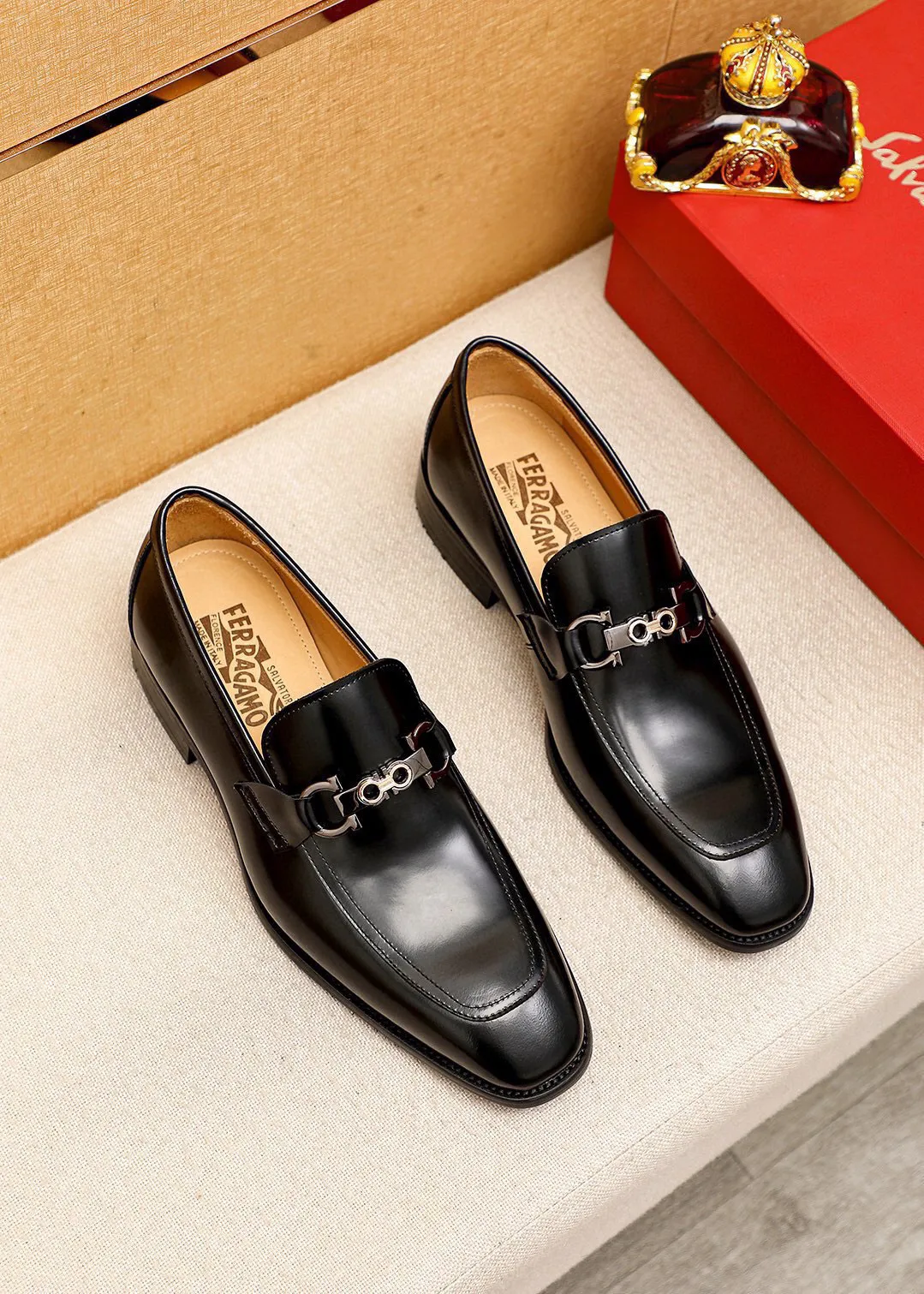 Men's shoes 💰460 💐 Product trademark: Ferragamo "Ferragamo" casual leather shoes Regular size: 38-44 (45🉑️customized) Product materials: Selected imported first-layer open-edge beaded calfskin upper + luxury hardware buckle, imported water-dyed cowhide leather lining. Strong three-dimensional visual effect, original combination outsole Color: 2⃣️colors available